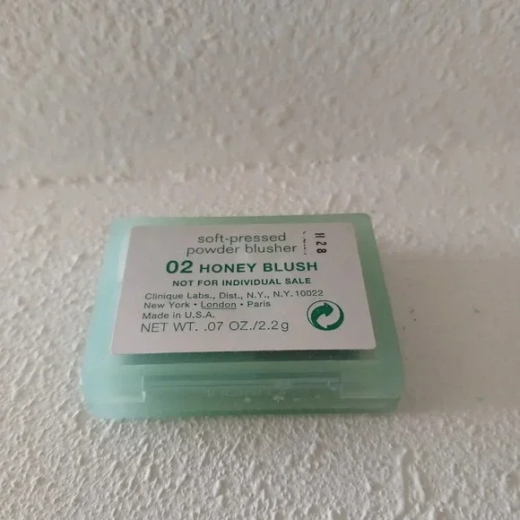 Clinique 02 Honey Blush Soft Pressed Powder Blusher Sample Purse Size .07oz - Picture 3 of 3